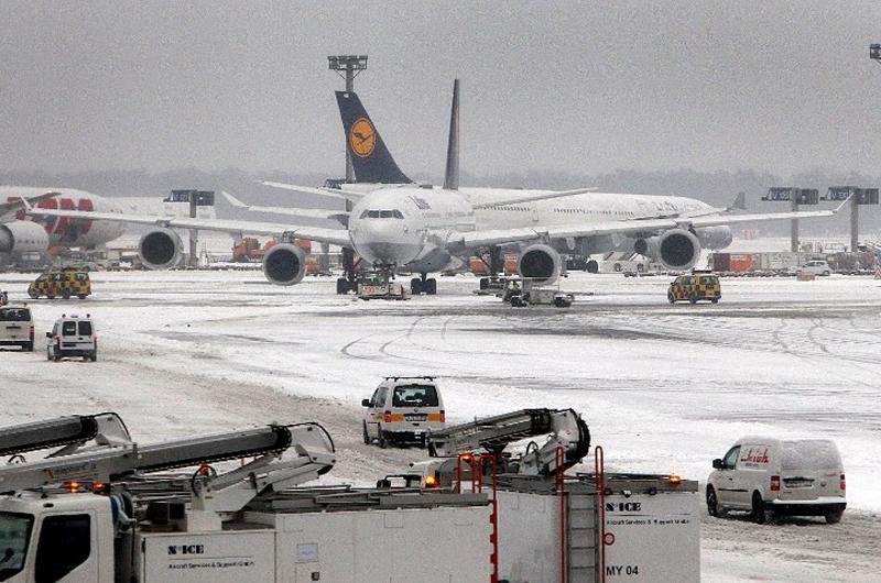 Na Alemanha, as fortes nevascas provocaram o fechamento de aeroportos