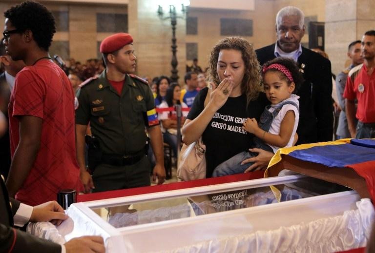 Milhares seguem atentendo funeral do l&iacute;der venezuelano