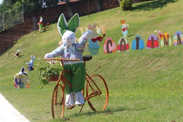 Coelhos de todo tipo invadem Colinas em decora&ccedil;&atilde;o especial de P&aacute;scoa