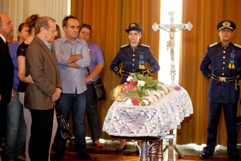 Autoridades e amigos participaram da cerim&ocirc;nia em homenagem a M&aacute;rcia Santana, em Porto Alegre