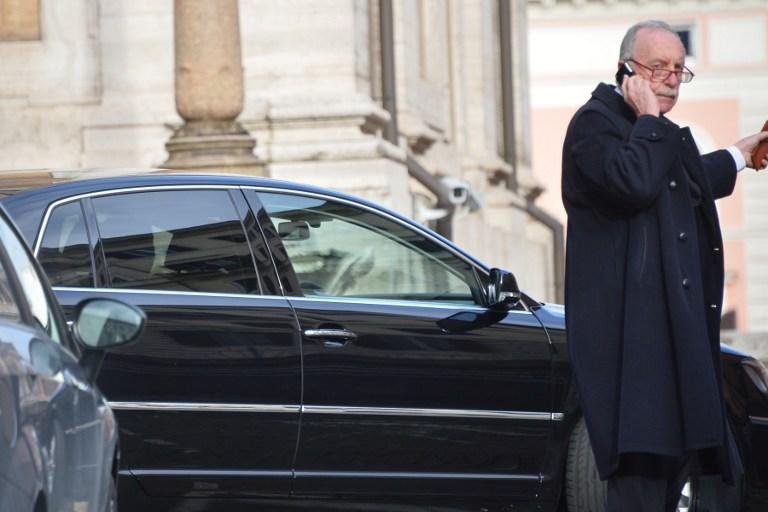 Papa Francisco vai &agrave; igreja rezar a Nossa Senhora e dispensa carro oficial