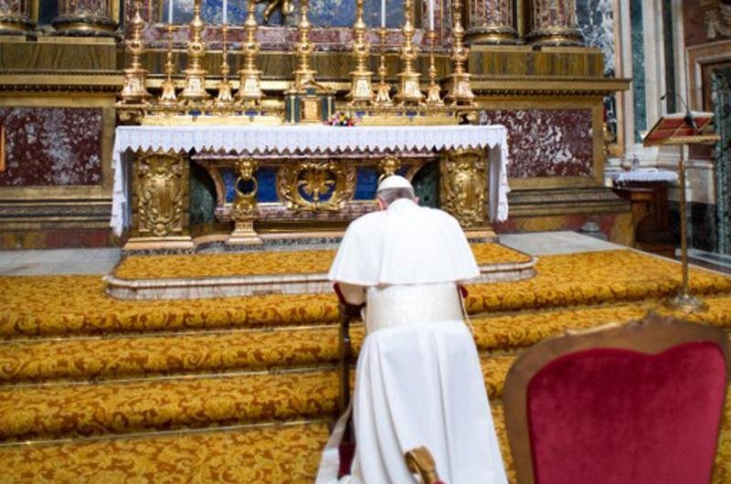 Papa Francisco rezou no altar da Bas&iacute;lica de Santa Maria Maior, em Roma