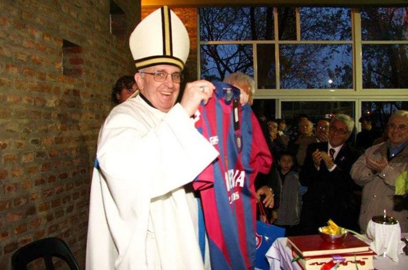 Na sede da academia do clube, funcion&aacute;rios e torcedores comemoraram escolha do argentino Jorge Bergoglio
