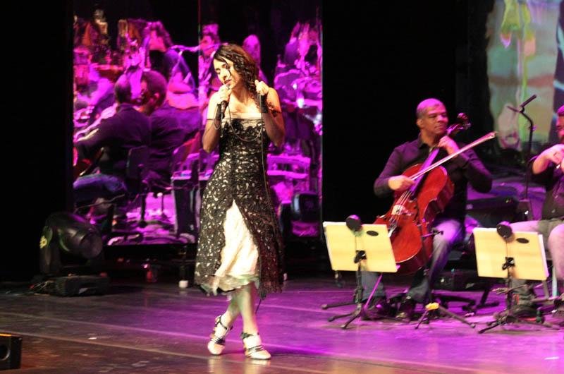 Com um show de sucessos, luz, proje&ccedil;&otilde;es e cen&aacute;rios, cantora abriu turn&ecirc; no Estado nesta quinta no Teatro do Sesi