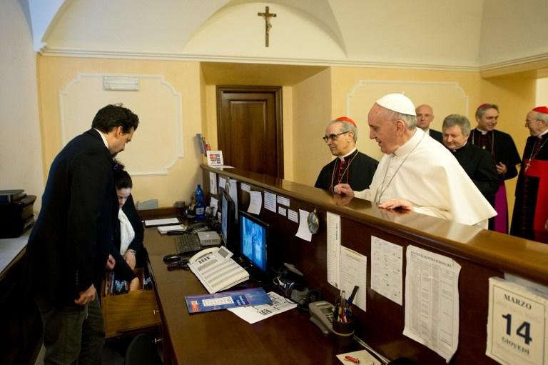 Foto publicada pelo jornal do Vaticano mostra Papa na recep&ccedil;&atilde;o do hotel