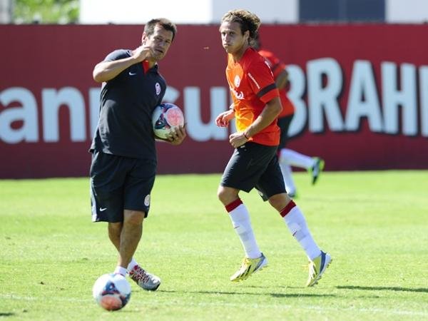 Dunga espera Moledo e mant&eacute;m d&uacute;vida na defesa do Inter