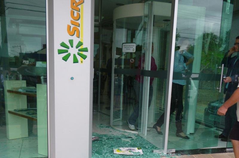 Assaltantes quebraram a vidra&ccedil;a do local 