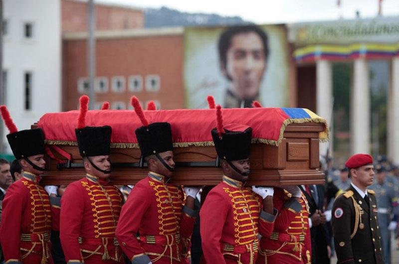 Corpo de Hugo Ch&aacute;vez deixa Academia Militar e segue para Museu Hist&oacute;rico Militar