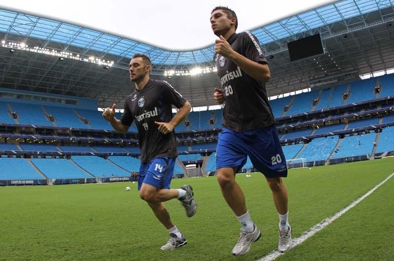 F&aacute;bio Aur&eacute;lio correu ao lado de Alex Telles