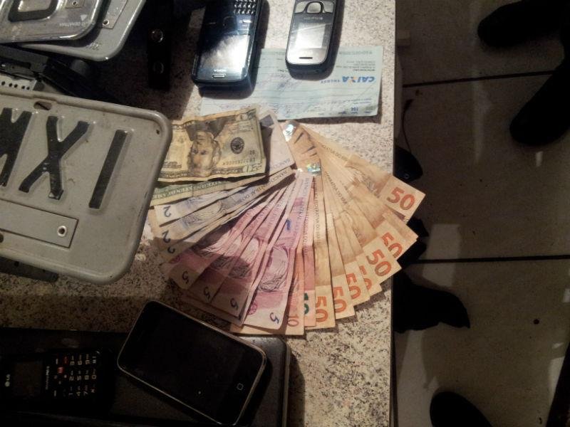 Pouco mais de R$ 600 foram encontrados pelos policiais militares