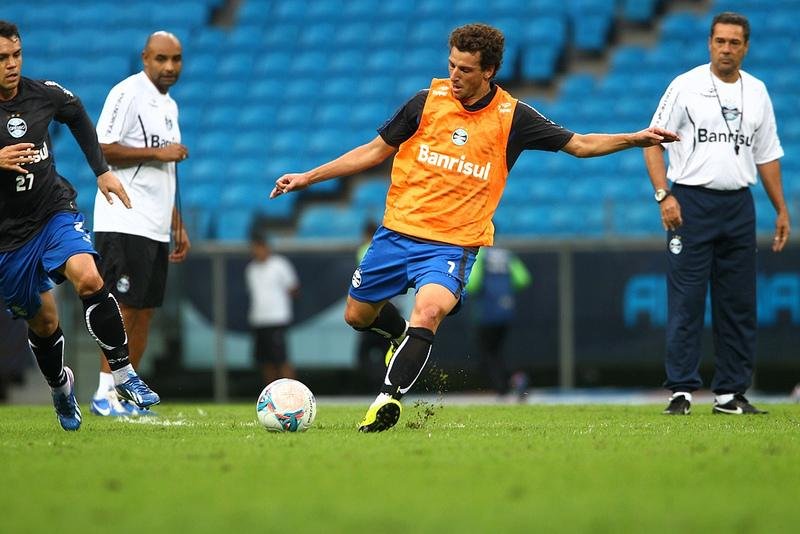 Elano estar&aacute; em campo no jogo contra o Lajeadense