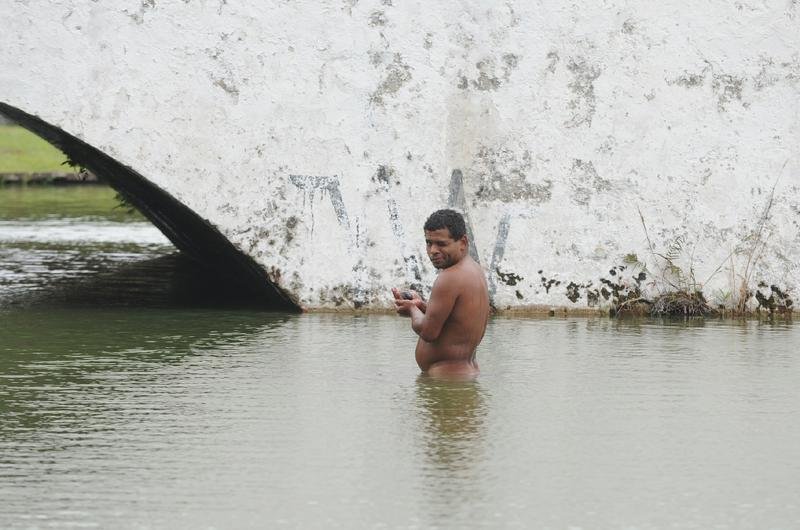 Homem enfrenta frio e toma banho nu no Centro da Capital