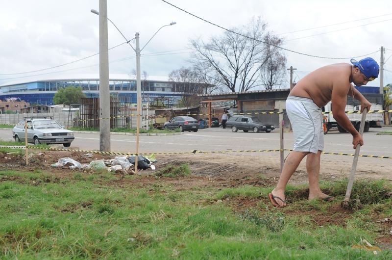 Morador capina e prepara terreno que servir&aacute; como estacionamento pr&oacute;ximo &agrave; Arena