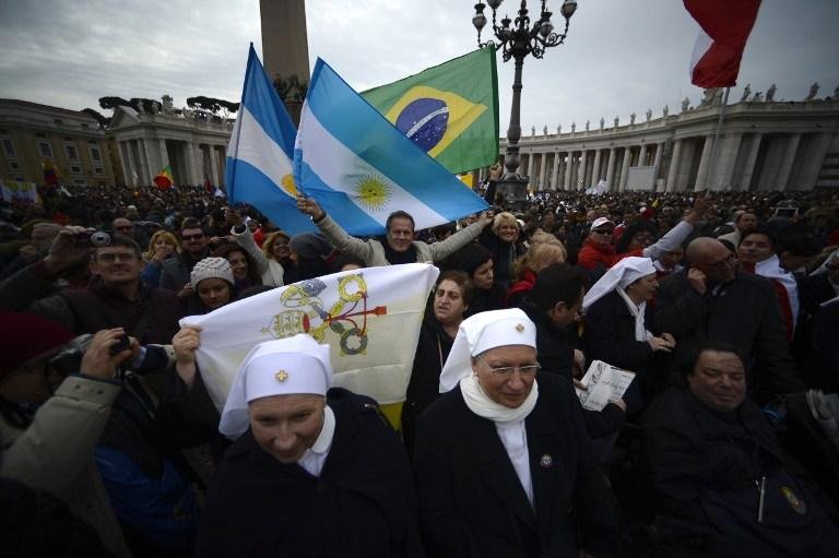 Fi&eacute;is se reuniram na pra&ccedil;a S&atilde;o Pedro para acompanhar a ben&ccedil;&atilde;o do novo Papa