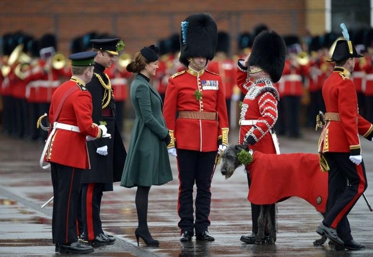 Kate Middleton e pr&iacute;ncipe William participaram da parada em homenagem a S&atilde;o Patr&iacute;cio