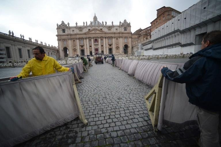 Pra&ccedil;a S&atilde;o Pedro &eacute; preparada para missa de inaugura&ccedil;&atilde;o do pontificado do Papa Francisco