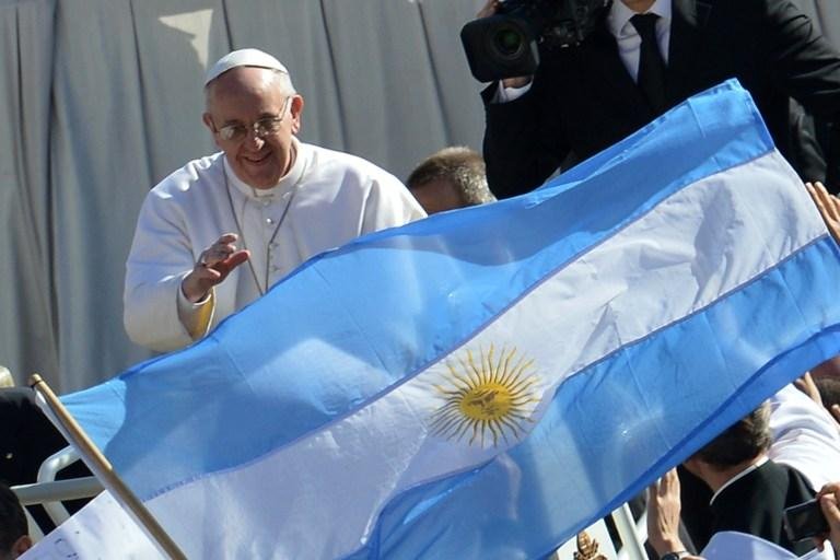 Bandeira da Argentina, pa&iacute;s de origem do Papa, &eacute; uma das mais presentes na cerim&ocirc;nia
