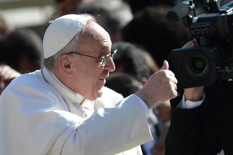 Papa Francisco sa&uacute;da fi&eacute;is durante passeio em carro aberto