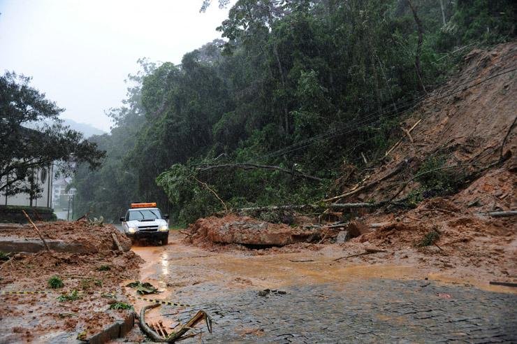 Chuva forte causou deslizamentos em Petr&oacute;polis