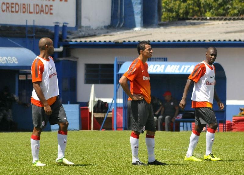 Dupla entre Moledo e Juan d&aacute; seguran&ccedil;a &agrave; defesa do Inter 