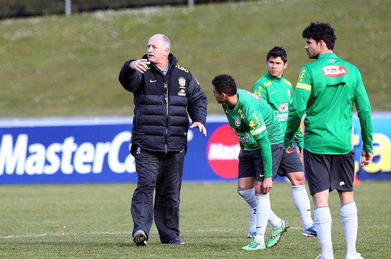 Felip&atilde;o deixa Kak&aacute; entre reservas e usa c&atilde;es de guarda em treino