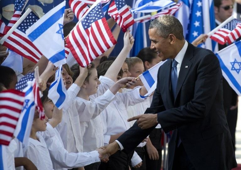 Obama cumprimenta crian&ccedil;as na chegada a Israel