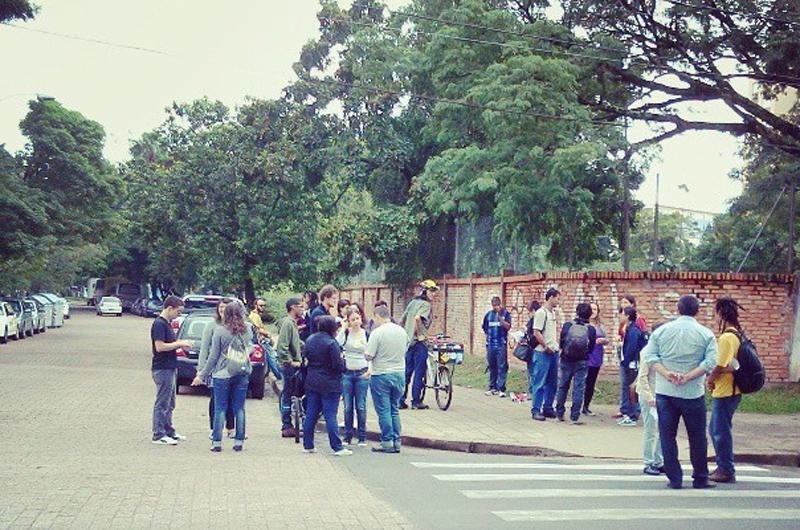 Grupo de estudantes aguarda reuni&atilde;o do lado de fora