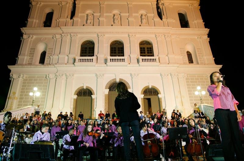 Osquestra Villa-Lobos se apresenta na escadaria da Igreja das Dores, &agrave;s 19h30min