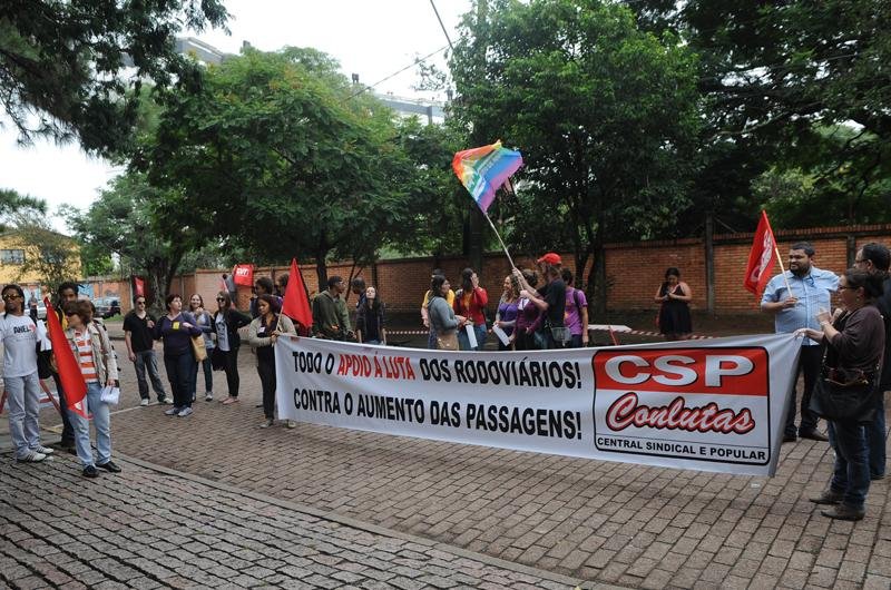 Cerca de 150 pessoas, entre rodovi&aacute;rios e estudantes, protestavam contra o aumento da tarifa