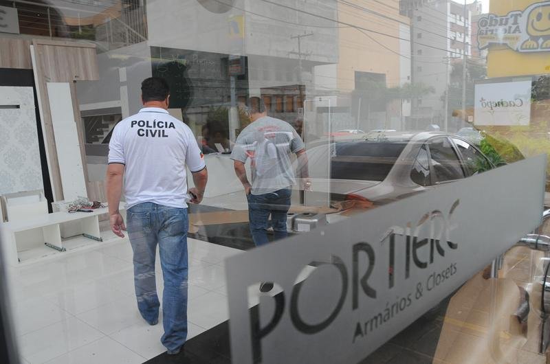 Agentes da Delegacia do Consumidor impediram retirada de m&oacute;veis