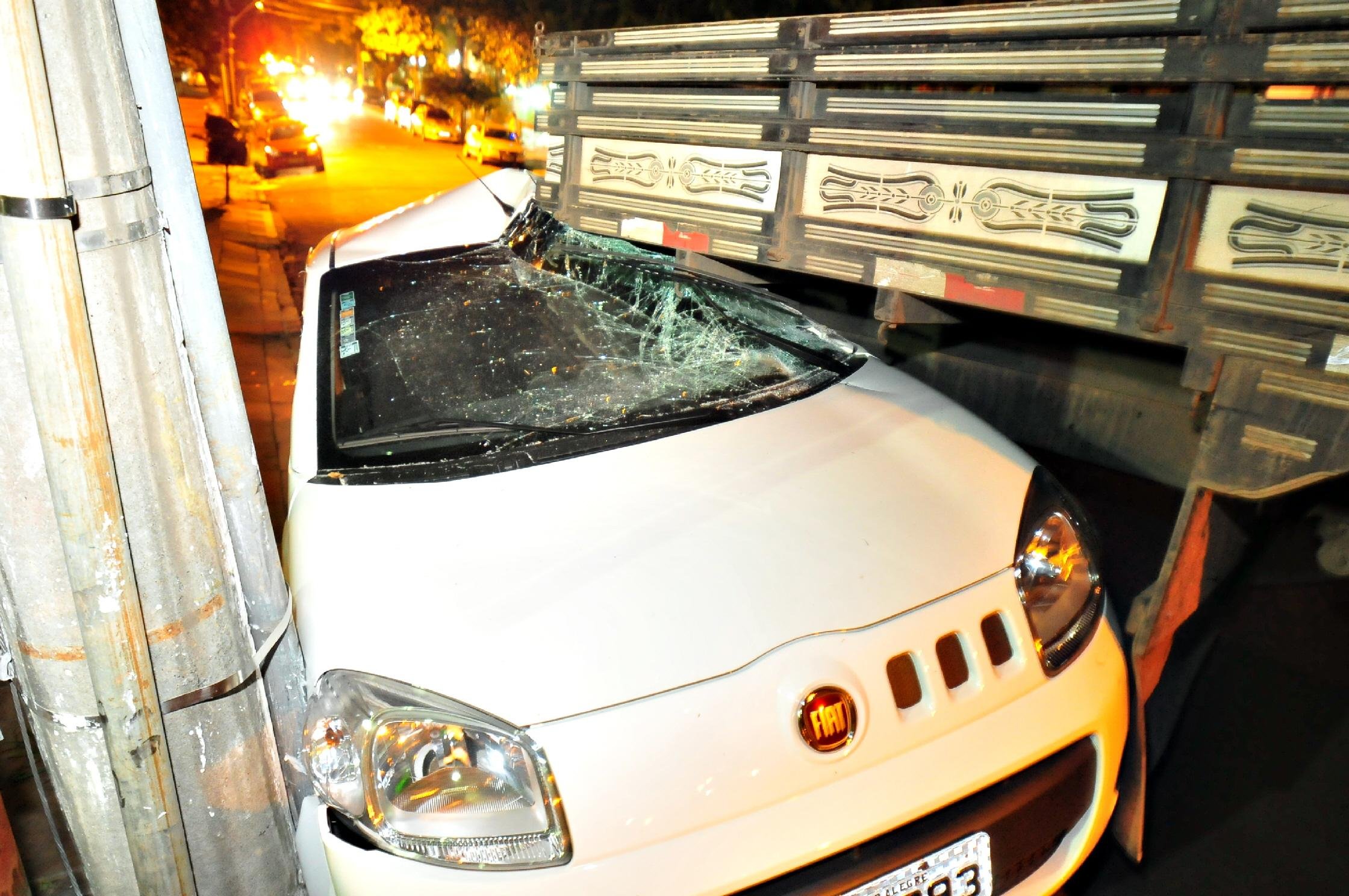 O primeiro ve&iacute;culo foi prensado contra um post e teve o teto destru&iacute;do pela ca&ccedil;amba do caminh&atilde;o