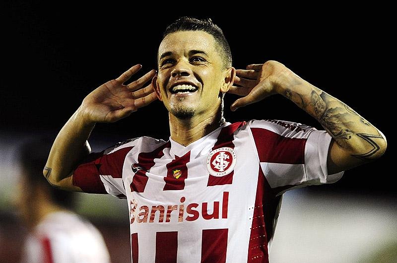 De falta, D&acute;Alessandro marcou o gol da vit&oacute;ria do Inter