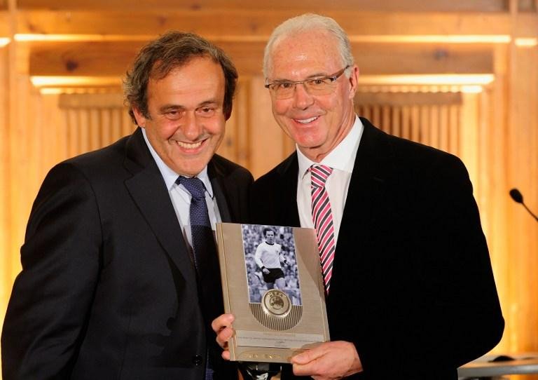 Platini (&agrave; esquerda) ao lado de Franz Beckenbauer em premia&ccedil;&atilde;o na cidade de Munique 