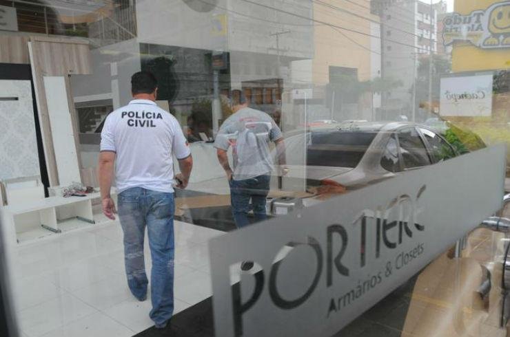 Ontem, a pol&iacute;cia impediu que m&oacute;veis fossem retirados da loja no bairro Floresta