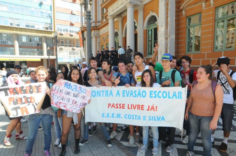 Estudantes se reuniram para protestar e terminaram caminhada em frente ao Pa&ccedil;o Municipal
