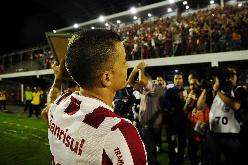 D&acute;Alessandro recebeu placa de 200 jogos pelo Inter antes da partida em Novo Hamburgo