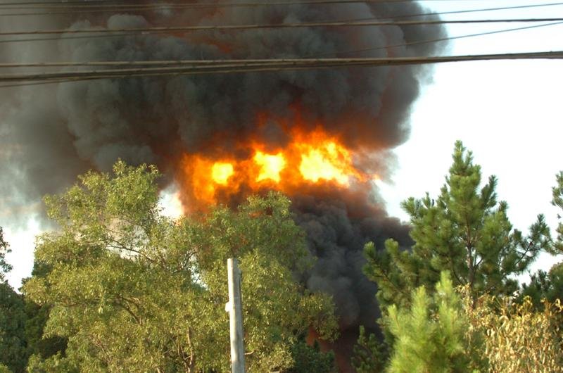 Inc&ecirc;ndio atinge distribuidora de produtos qu&iacute;micos em Cachoeirinha