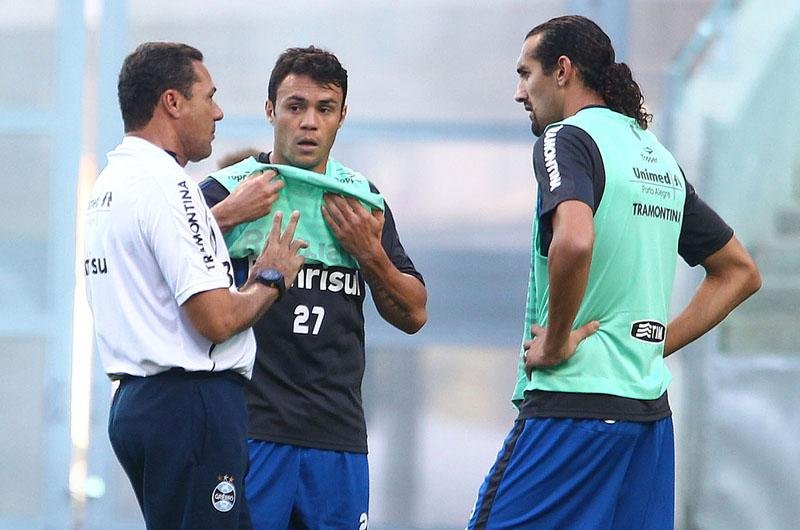 Luxa orientou Kleber e Barcos durante coletivo