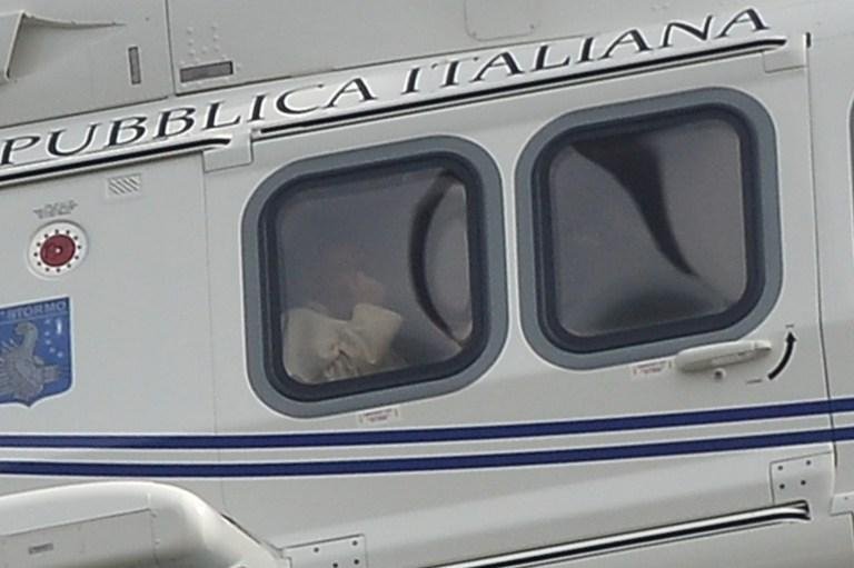 Papa Francisco seguiu de helic&oacute;tero at&eacute; Castelgandolfo para visitar Bento XVI