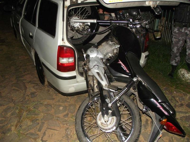 Dois s&atilde;o presos com moto em porta-mala de carro em Sapucaia do Sul