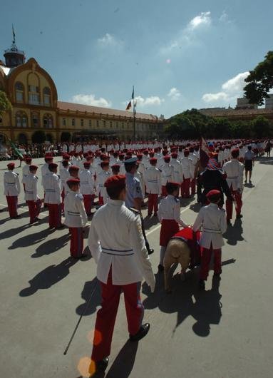 Desfile do Batalh&atilde;o da saudade, composto por ex-alunos, professores e funcion&aacute;rios da corpora&ccedil;&atilde;o militar, tamb&eacute;m fez parte das comemora&ccedil;&otilde;es