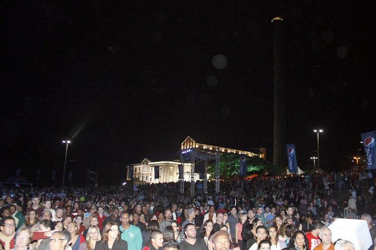 P&uacute;blico compareceu ao Baile da Cidade, na Usina do Gas&ocirc;metro, em Porto Alegre