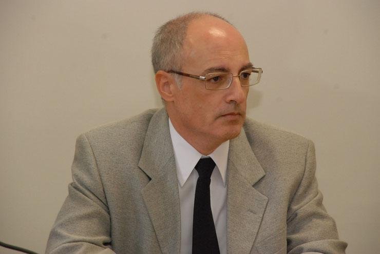 Promotor Joel Oliveira trabalha na an&aacute;lise dos documentos sobre a trag&eacute;dia na boate Kiss