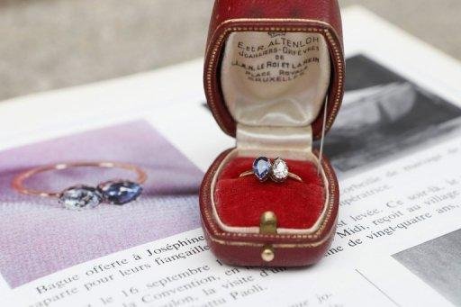 Anel tem um diamante e uma safira
