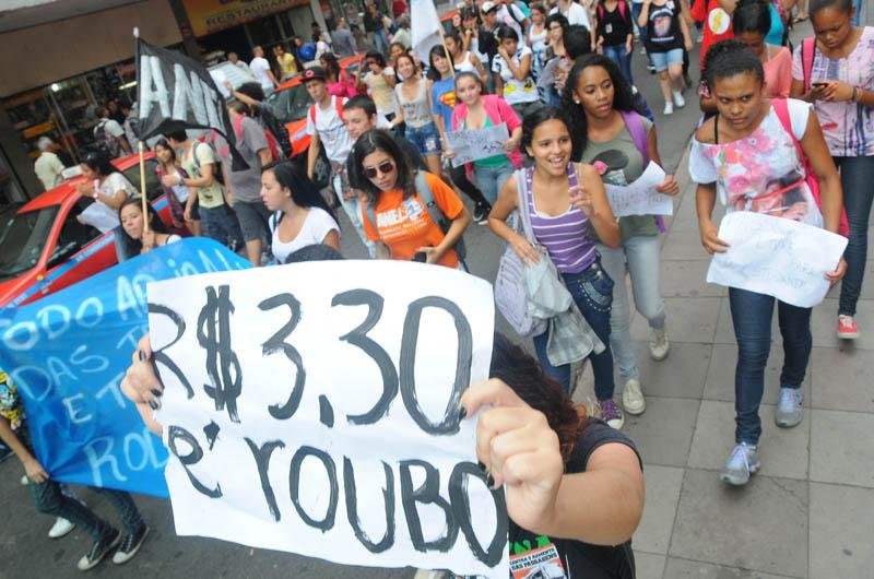 Estudantes se reuniram para protestar na sexta-feira no Centro de Porto Alegre