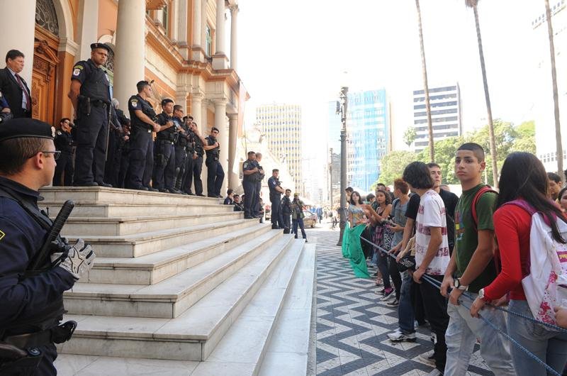 Estudantes protestam e reivindicam passe livre em Porto Alegre