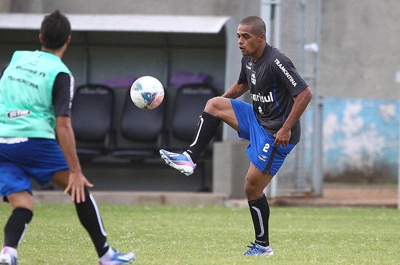 Welliton treina e est&aacute; recuperado de pancada no joelho
