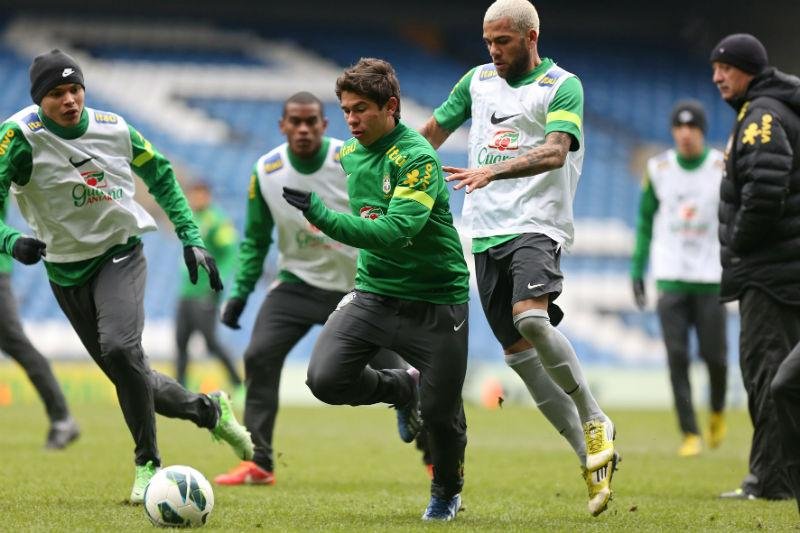 Osvaldo deve ser aproveitado por Felip&atilde;o diante da Bol&iacute;via