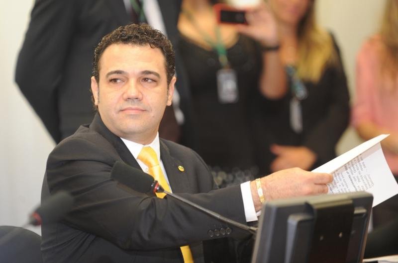 Deputado Marcos Feliciano &eacute; alvo de protestos de grupos defensores dos direitos dos homossexuais e dos negros