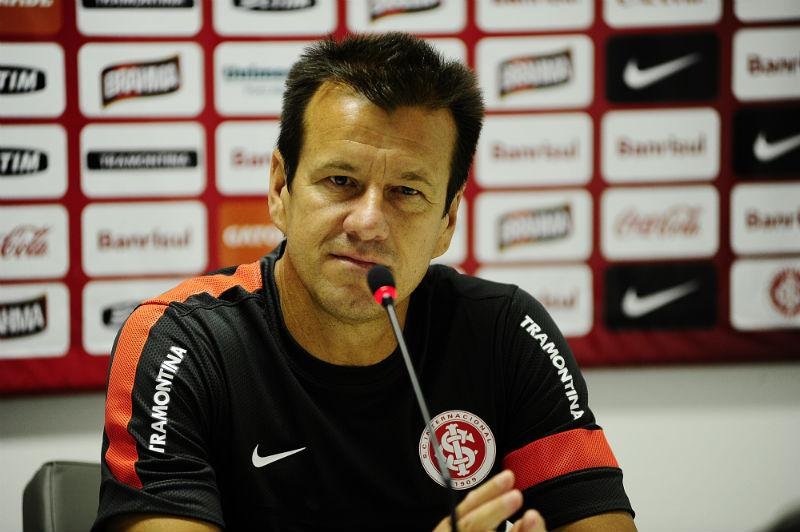 Dunga torce por adapta&ccedil;&atilde;o r&aacute;pida ao gramado sint&eacute;tico 